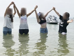 海で遊ぶチャットレディジャパンの女の子たち